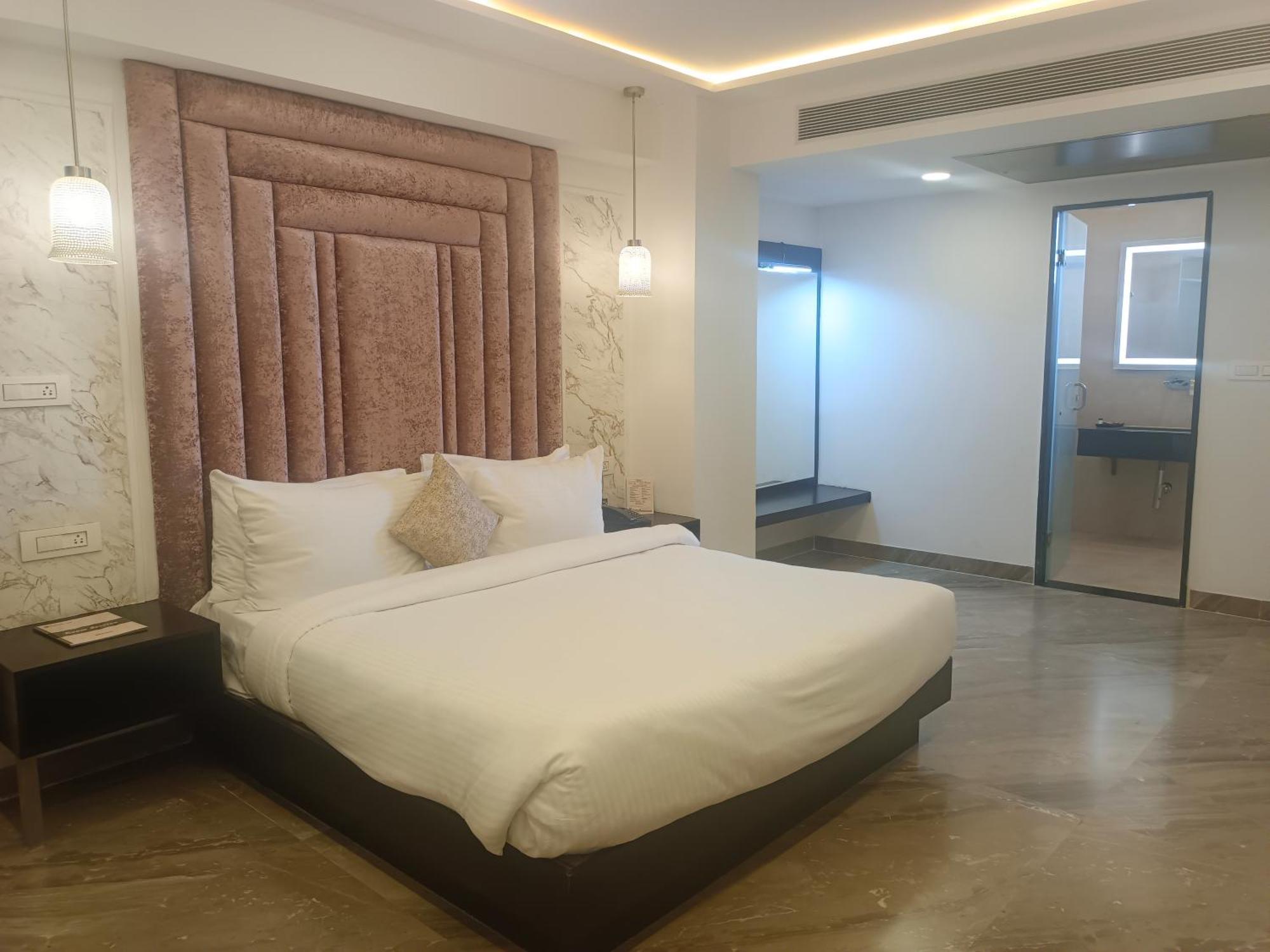 Hotel Kadamb Tree Jabalpur Esterno foto