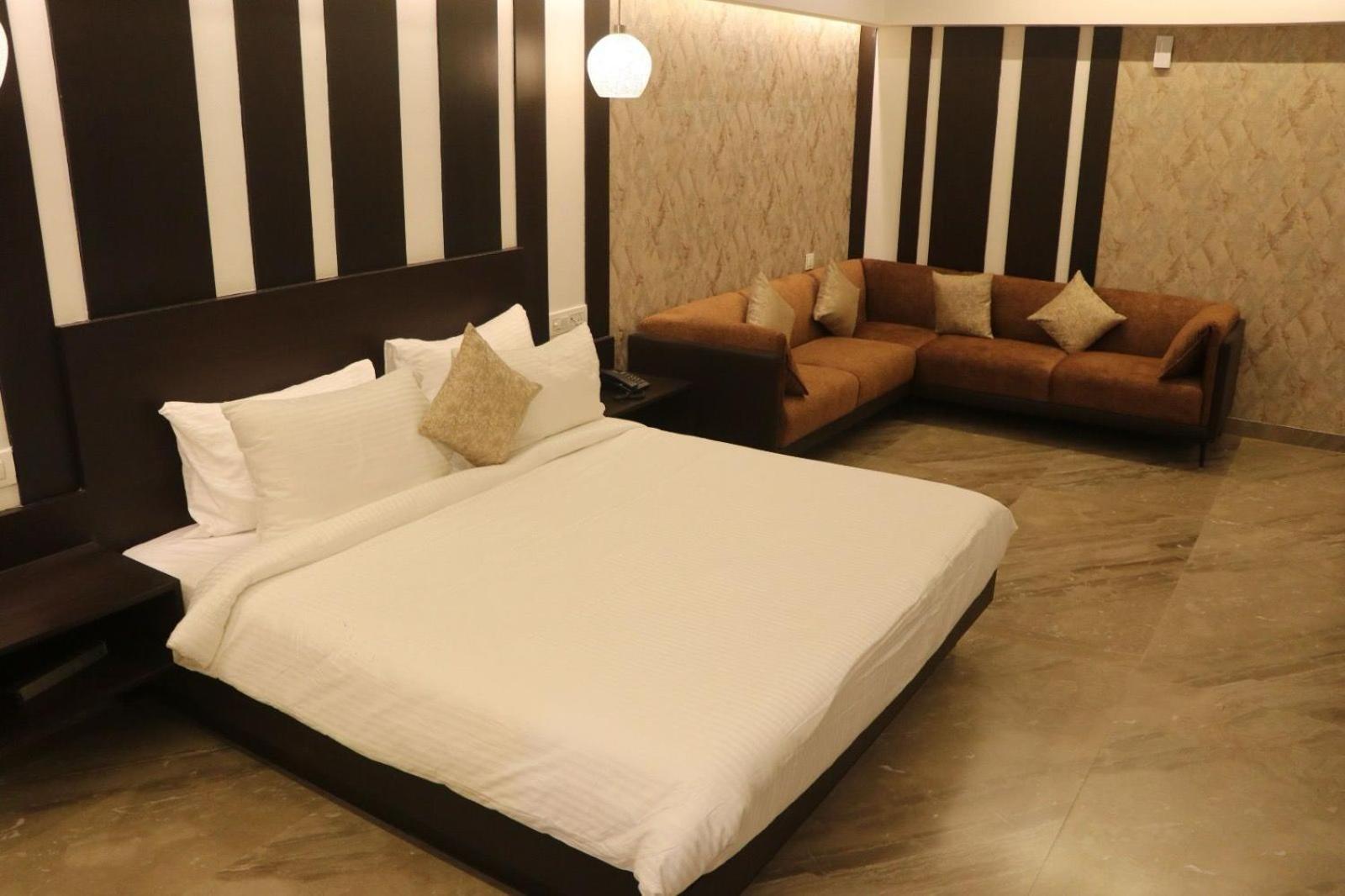 Hotel Kadamb Tree Jabalpur Esterno foto