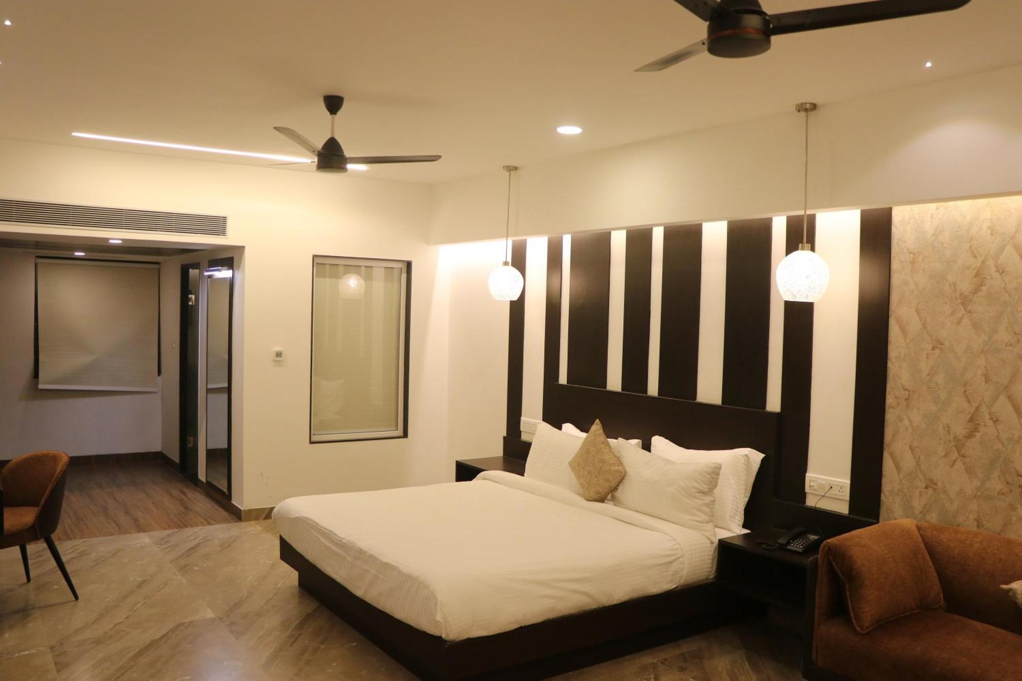 Hotel Kadamb Tree Jabalpur Esterno foto