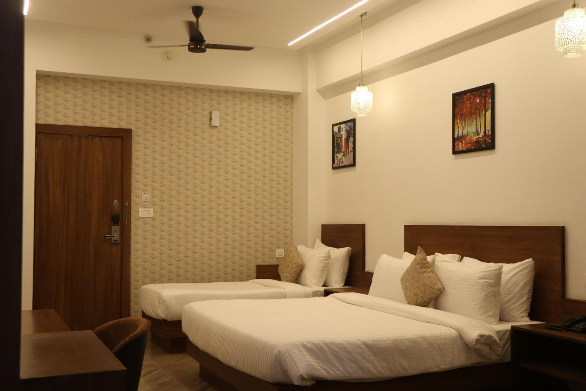 Hotel Kadamb Tree Jabalpur Esterno foto